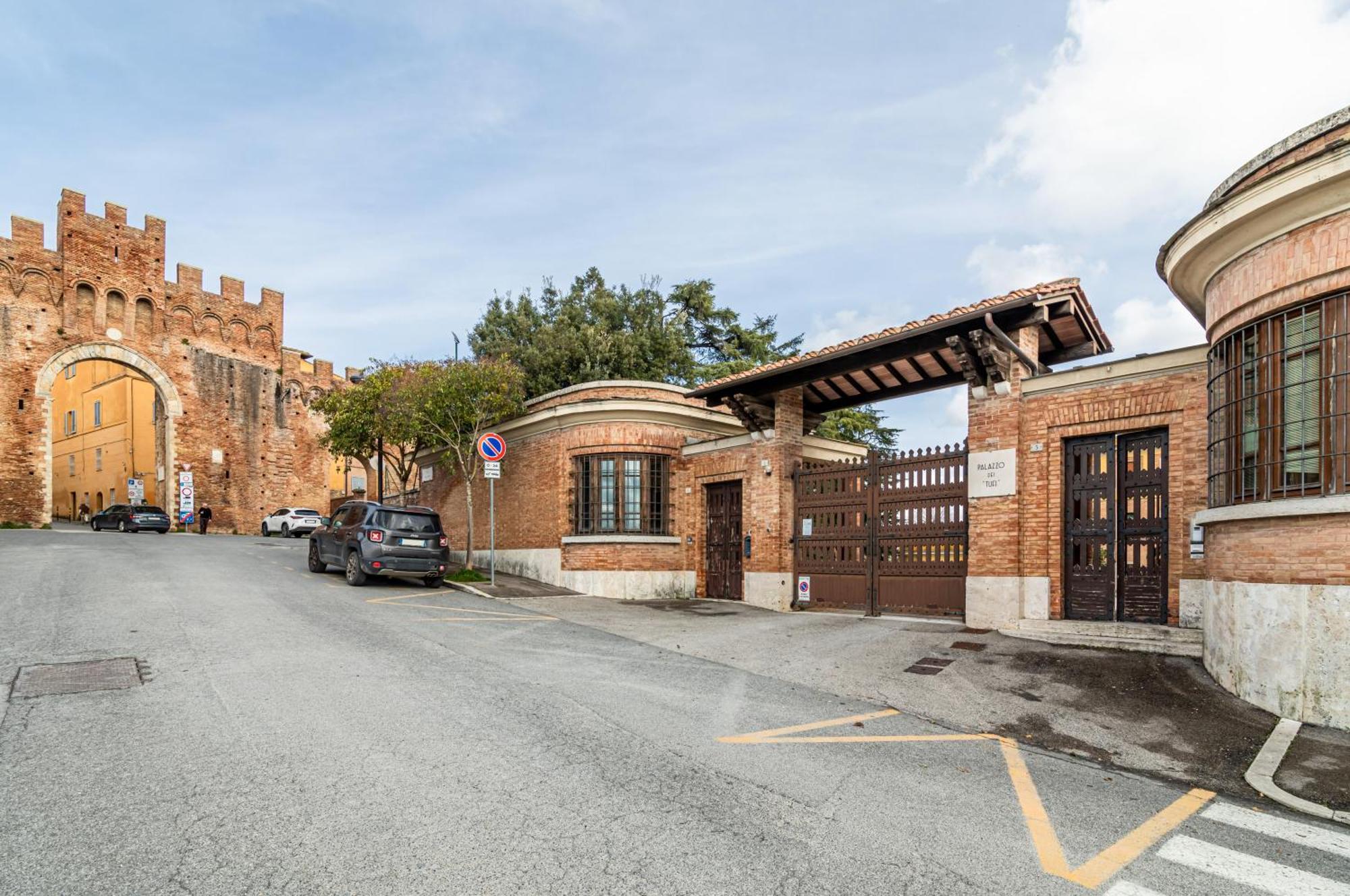 Porta Tufi Luxury Apartment With Private Parking! Siena Zewnętrze zdjęcie
